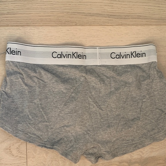 Calvin Klein Men's Light Gray Boxer Briefs - Picture 6 of 7